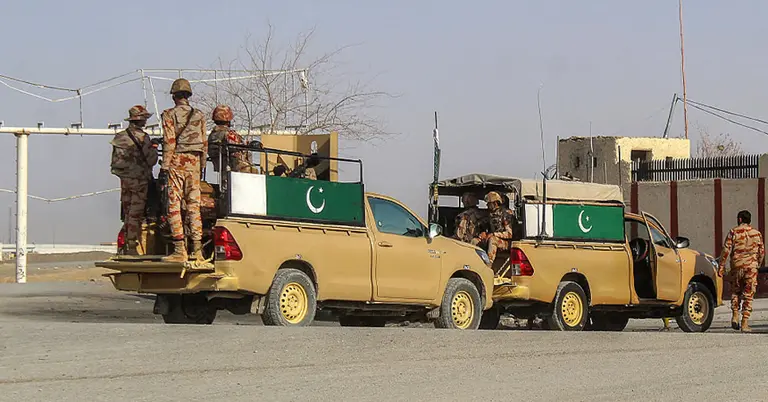 সীমান্তে পাকিস্তান সেনাবাহিনীর টহল গাড়ি